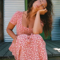 The Scarlet Dress Petites | Crimson Calendula 9 The Scarlet Dress Petites | Crimson Calendula -Amour Vert shop 4 8de379d4 9f59 4173 a327 7dff47e7c2a8