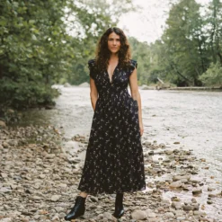 The Aurelia Dress | Noir Dancing Chamomile -Amour Vert shop Aurelia 95354583 8802 4ca1 b312 6418ba4126db