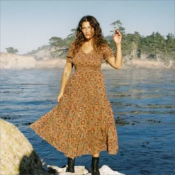 The Brooklyn Dress Petites | Plum Flora -Amour Vert shop Brooklyn fb feed 35cec614 4e45 4d0c 9158 6c79cbd6bdcd