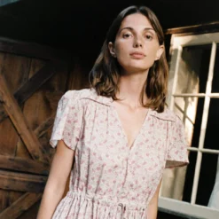 The Dawn Dress | Mauve Cosmos Floral -Amour Vert shop Dawn fb feed 4d8cc8f6 e666 4221 9b15 5e60a5ccbe38