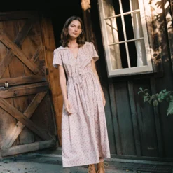 The Dawn Dress | Mauve Cosmos Floral -Amour Vert shop Dawn1 eee2a330 1b5a 4fc2 abe7 633c940a5064