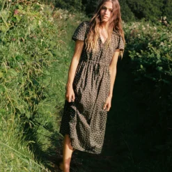 The Dawn Dress | Night Strawberry -Amour Vert shop DawnNightStrawberry1 06d6af8a 52a4 42ad 8984 a993441bdcc5