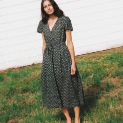 The Dawn Dress Petites | Night Strawberry -Amour Vert shop DawnNightStrawberry4