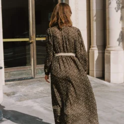 The Kyra Dress | Dianthus Bloom 15 The Kyra Dress | Dianthus Bloom -Amour Vert shop Kyra2 d8975abf 308a 4a19 9074 ef5b63e9b7f8