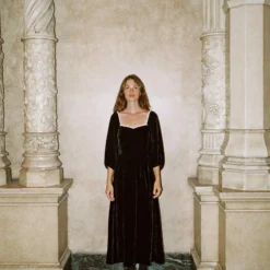 The Peyton Dress | Noir Velvet -Amour Vert shop Peyton4 09e009d0 ccf4 49c1 8e9e 735871c78aba